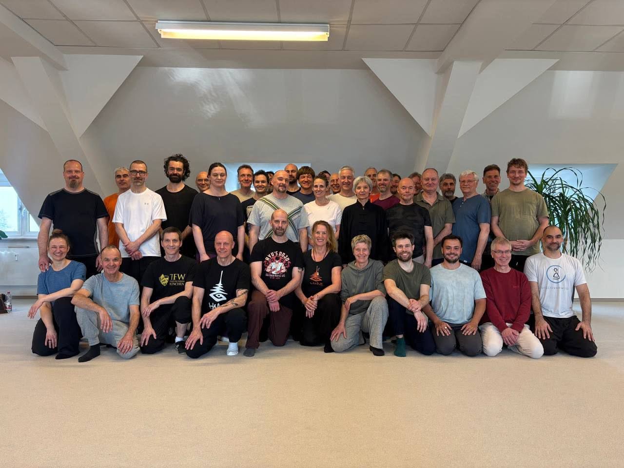 Deltagere samlet til et gruppefoto i en lys træningssal